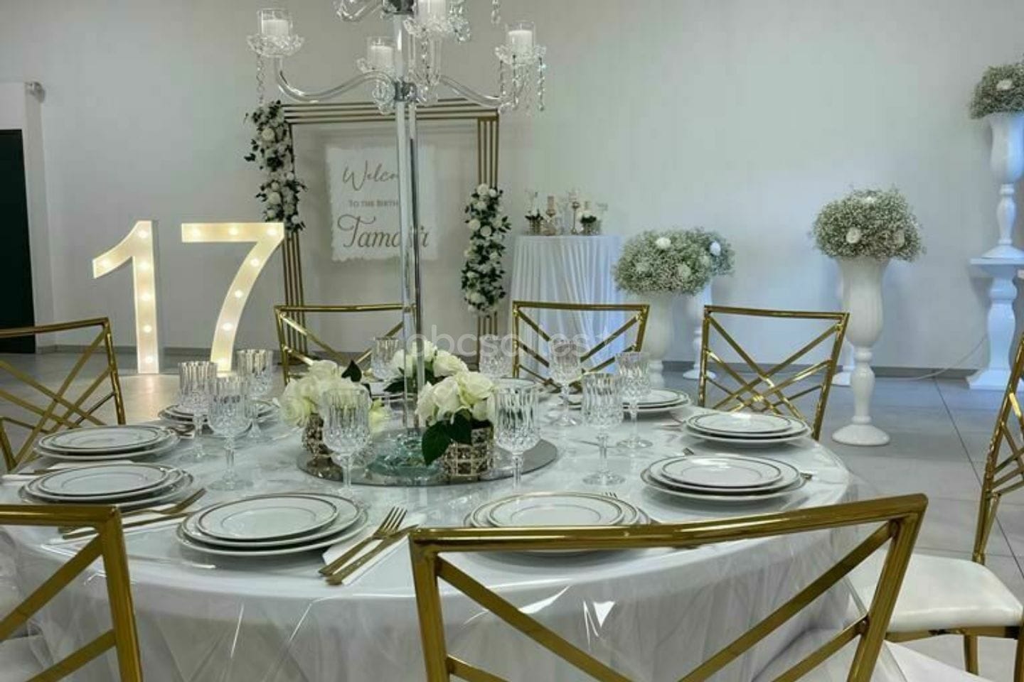 Table numéro 17, chandelier de cristal et couverts dorés.